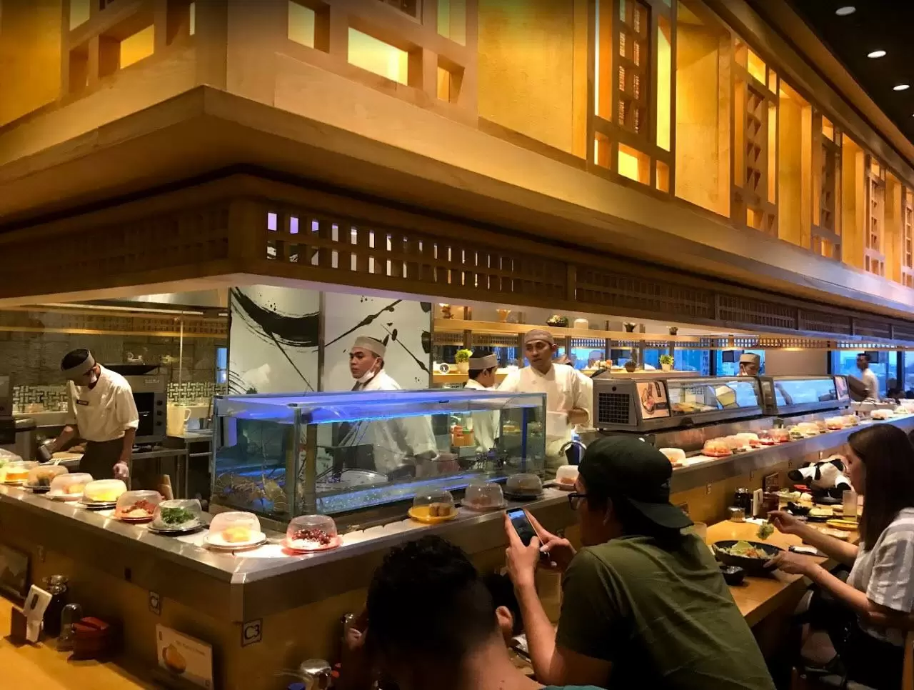 Suasana ruang makan Sushi Tei Surabaya